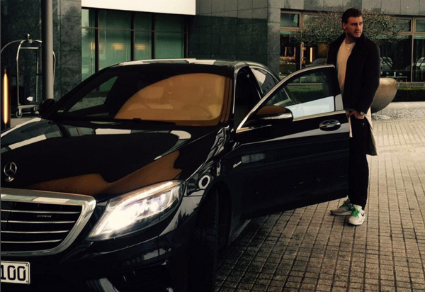 Bendtner bi phat tien vi dang anh oto hinh anh