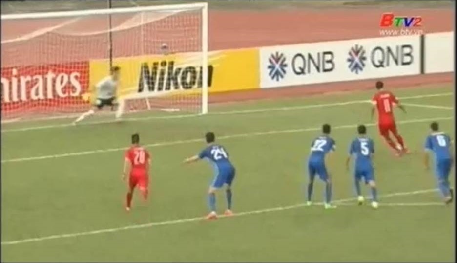 Cong Vinh khien pha da penalty cua Anh Duc pham quy hinh anh