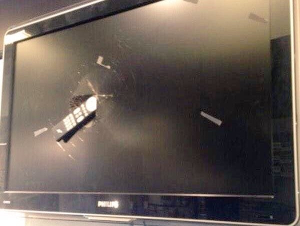 Cuu VDV nem dieu khien thung TV vi cay cu Arsenal hinh anh