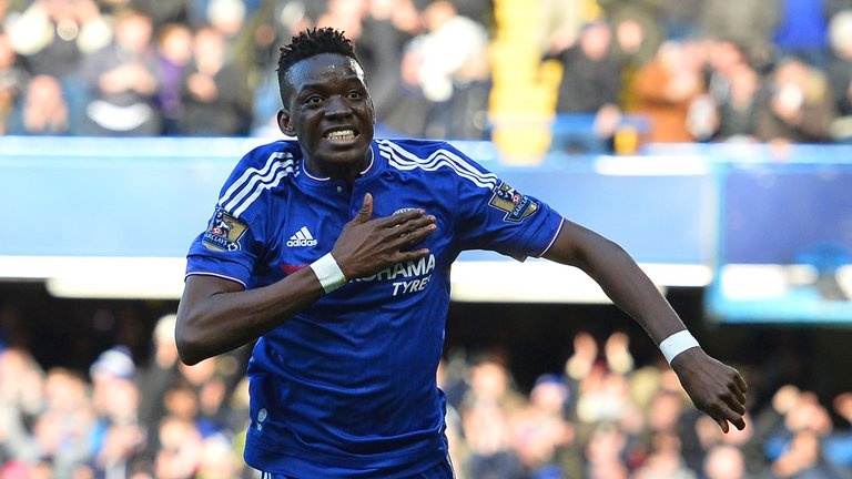 Sao tre Bertrand Traore ghi ban lien tiep cho Chelsea la ai? hinh anh