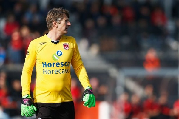 Van der Sar lam nguoi hung ngay tran dau tai xuat hinh anh