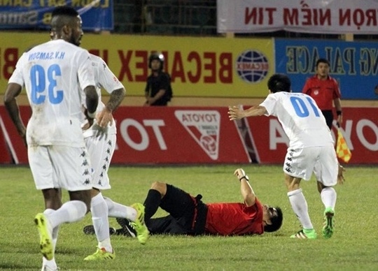 Van Quyet day nga trong tai anh 1