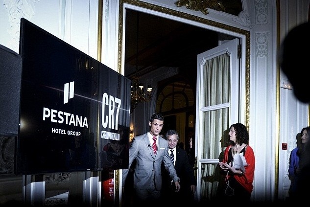 Messi ra mat nha hang anh 2