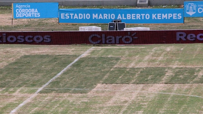 Messi đá trên sân cực xấu ảnh 1 Messi da tren san cuc xau anh 1