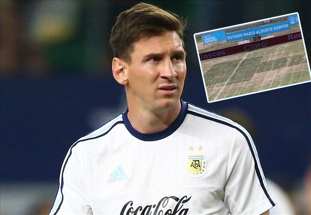 Messi sap da tren san bong giong nhu ruong khoai hinh anh