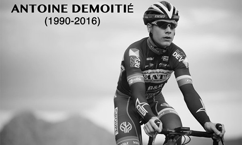 Tay dua xe dap tu nan vi bi moto dam tren duong dua hinh anh