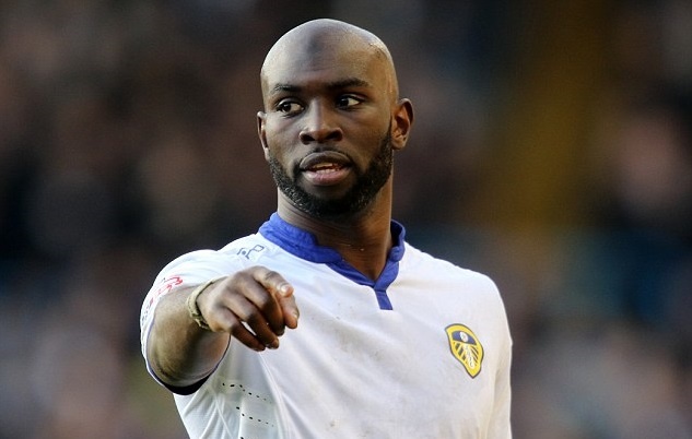 Cau thu Leeds bi treo gio 8 tran vi can vao nguc doi thu hinh anh