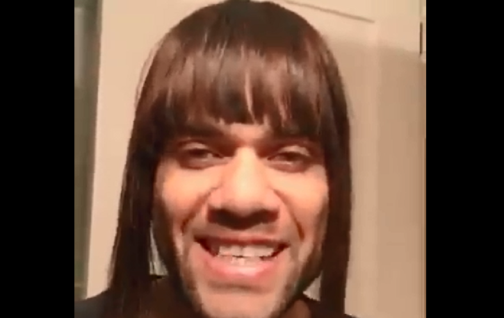 Iniesta khoc tren xe bus, Dani Alves gia gai an ui fan hinh anh