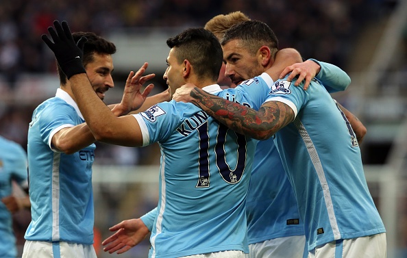 Man City bi cam hoa trong ngay Aguero dat moc 100 ban hinh anh