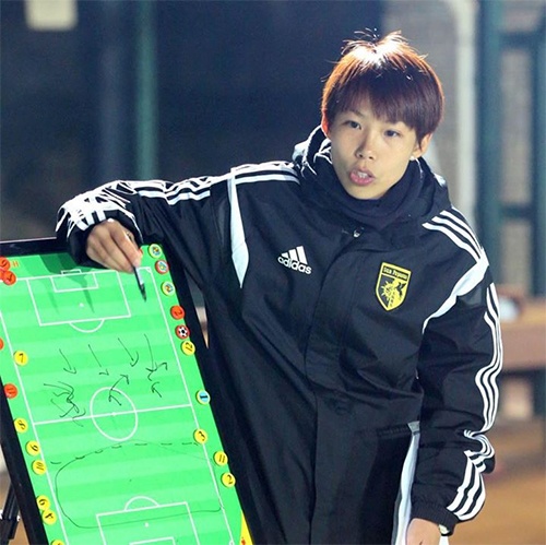 HLV nữ đầu tiên vô địch bóng đá nam ảnh 1 HLV nu dau tien vo dich bong da nam anh 1