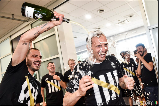 Juventus an mung chuc vo dich Serie A thu 5 lien tiep hinh anh