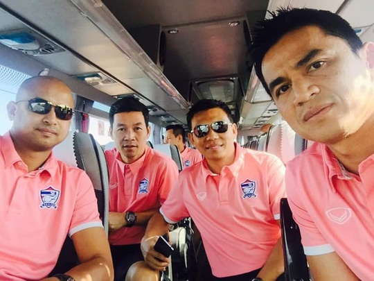 Kiatisak tuyen cau thu cho Leicester qua truyen hinh hinh anh