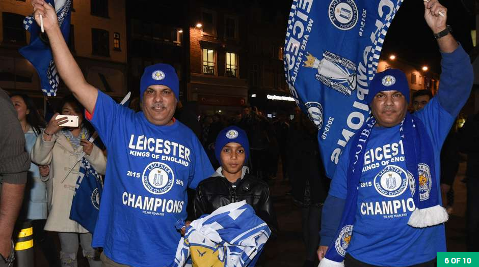 Fan Leicester trang dem an mung chien thang hinh anh