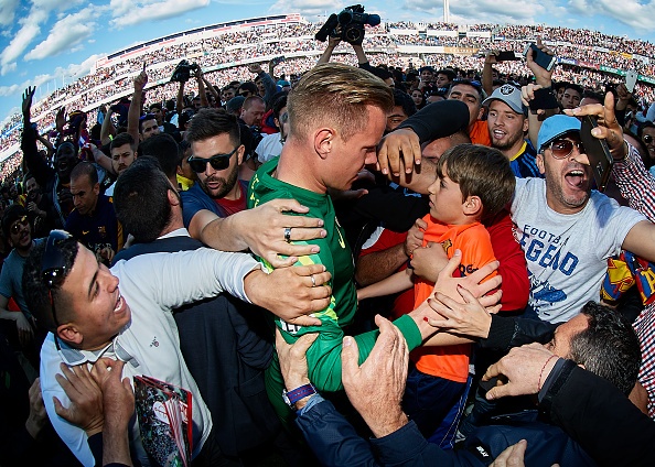 Doi bong doi thu tran xuong san an mung Barcelona vo dich hinh anh