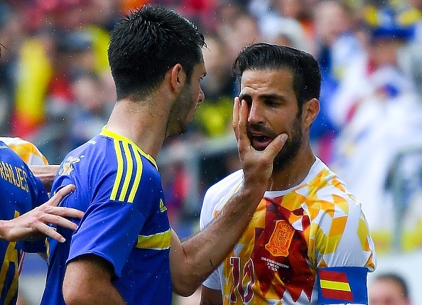 Fabregas va Azpilicueta bi doi thu tat vao mat hinh anh