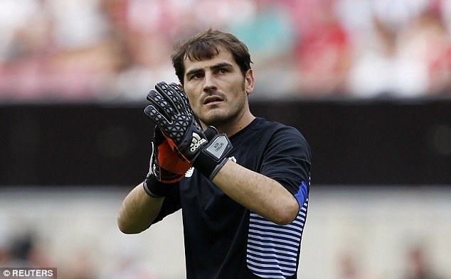 Iker Casillas phan biet chung toc voi cau thu Han Quoc? hinh anh