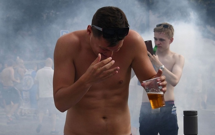 CDV Anh au da, dot pha cua hang va tan cong canh sat Phap hinh anh