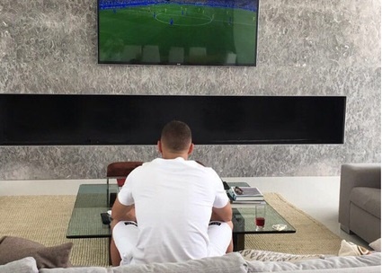Benzema lui thui xem Phap thi dau qua TV hinh anh