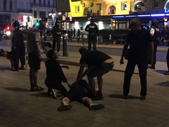 CDV Bac Ireland va Ba Lan danh nhau voi CDV dia phuong hinh anh