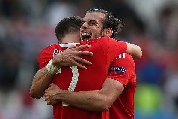 Loat cot moc duoc lap sau ban thang cua Gareth Bale hinh anh