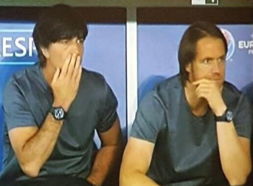 Hanh dong ky quac va mat ve sinh cua HLV tuyen Duc hinh anh