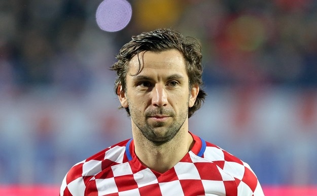 Croatia thang, thu quan Srna nuot nuoc mat ve chiu tang cha hinh anh