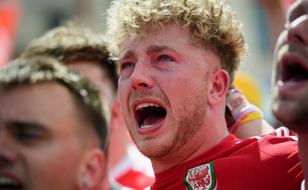 CDV Wales khoc ngat, nguoi Anh phat cuong sau chien thang hinh anh