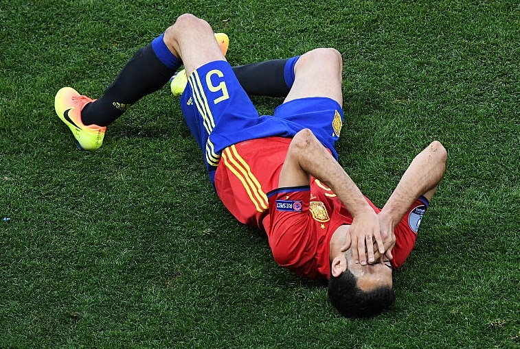 Pha an va tro tren cua Sergio Busquets hinh anh