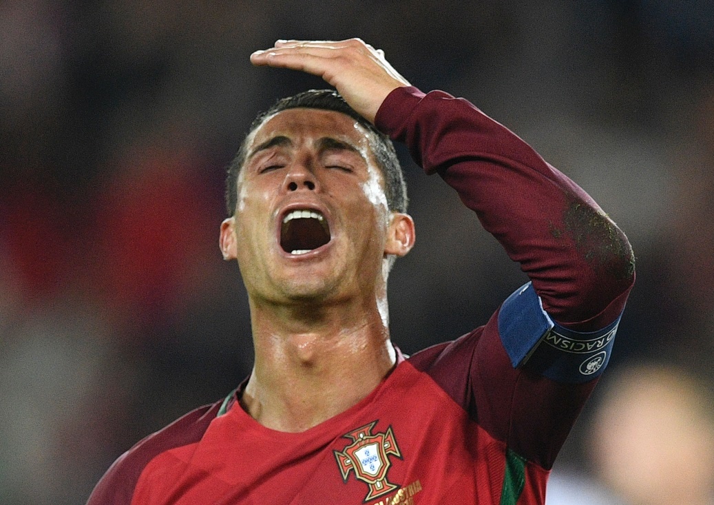 Ronaldo nem micro cua phong vien xuong ho nuoc hinh anh