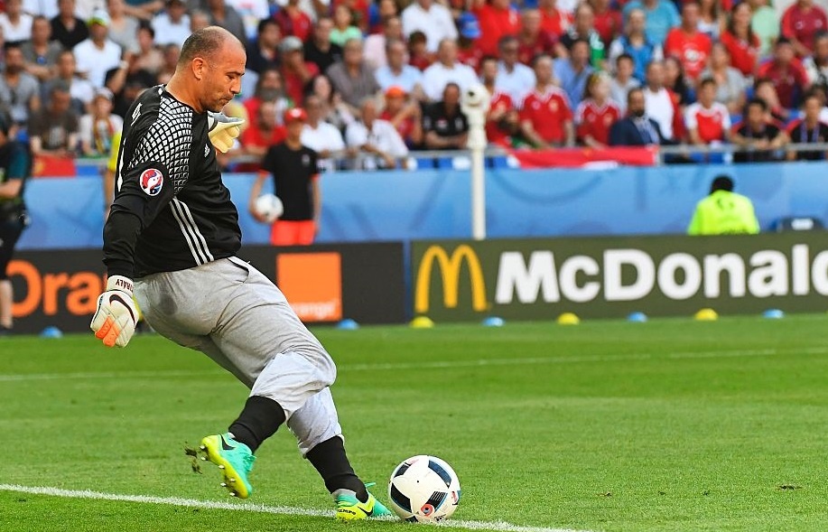 Quan dai cua thu mon Kiraly tro thanh trao luu o Hungary hinh anh