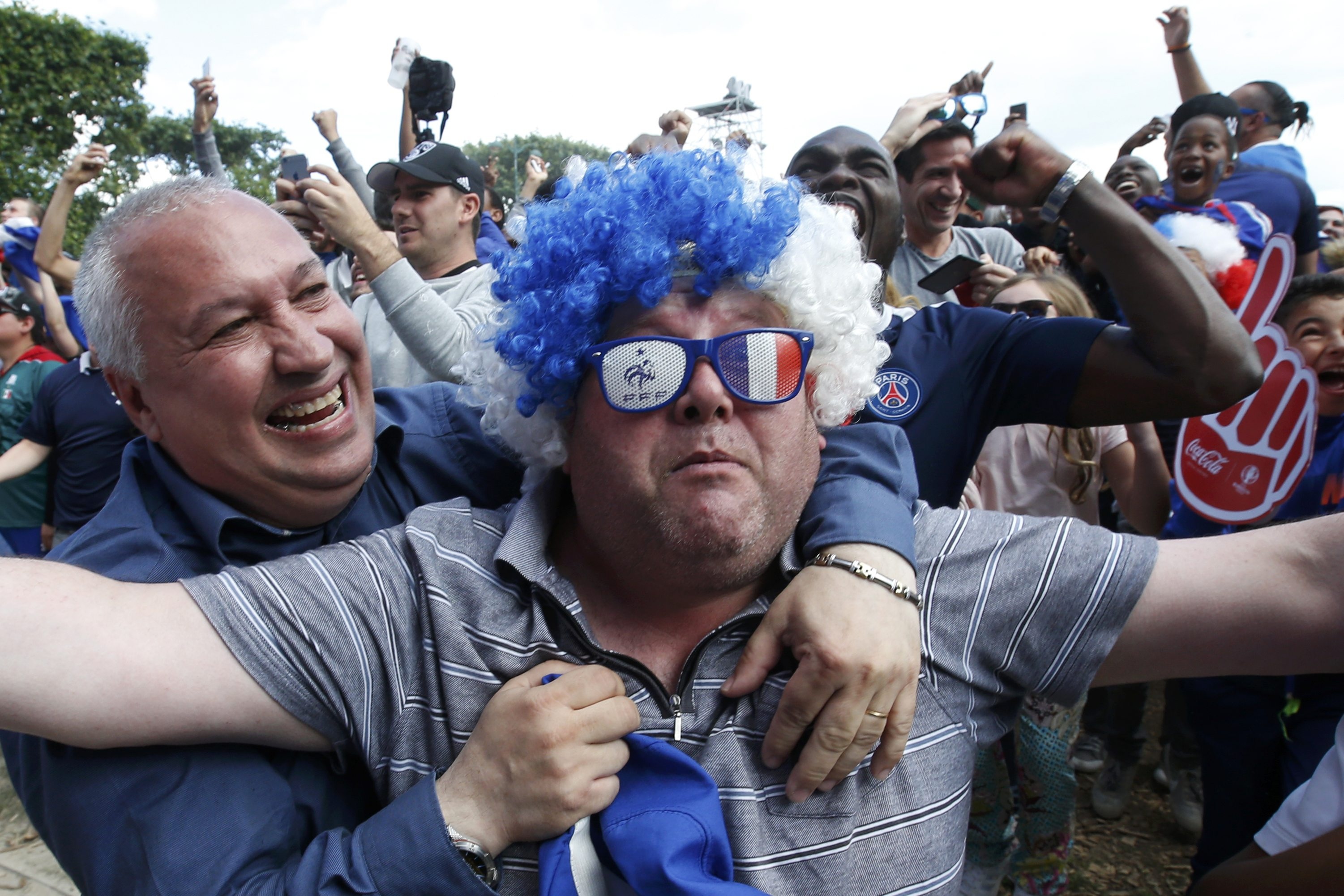 Nguoi Phap mo hoi mung chien thang sau khi vao tu ket hinh anh