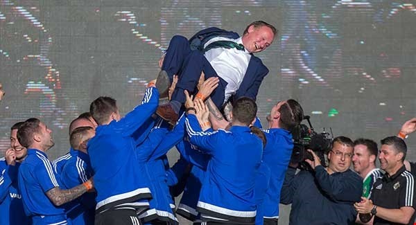 10.000 nguoi mo hoi don Bac Ireland nhu cac nha vo dich hinh anh