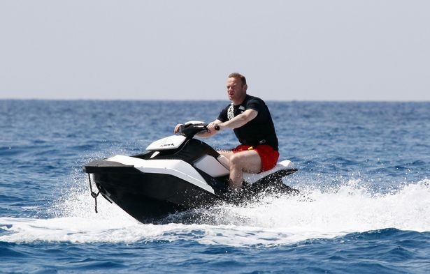 Rooney lai moto nuoc, trut bo noi buon that bai hinh anh