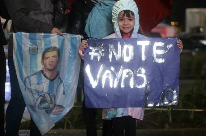 Bat chap gia ret 10 do C, CDV xuong duong thinh cau Messi hinh anh