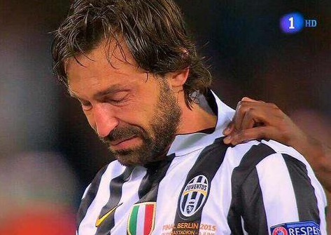 Em ho 2 tuoi cua Pirlo chet duoi trong be boi hinh anh