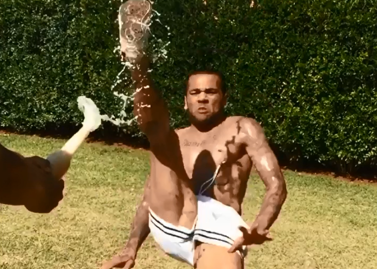 Dani Alves quay video mo nap chai bang cu vo-le hinh anh