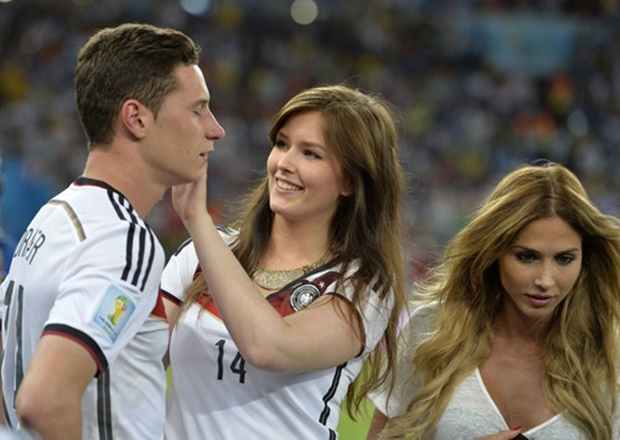 Dai ngan ha WAGs ket hop lam ruc sang ban ket Euro hinh anh