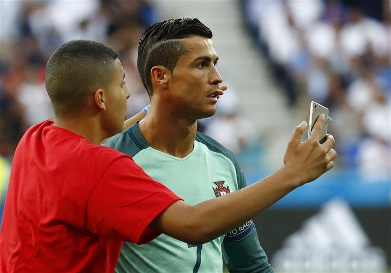 Chang trai lau ca chop co hoi chup anh voi Ronaldo hinh anh