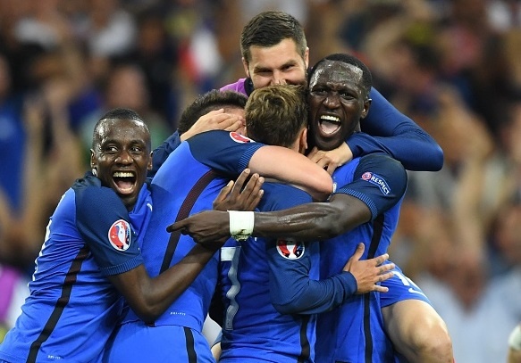 Nguoi Phap tai hien man vo tay sam ren cua Iceland hinh anh