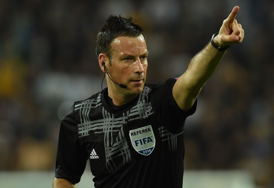 UEFA chon trong tai Anh bat chung ket Euro 2016 hinh anh