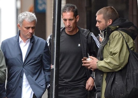 Mourinho bi nguoi vo gia cu voi tien tren pho hinh anh