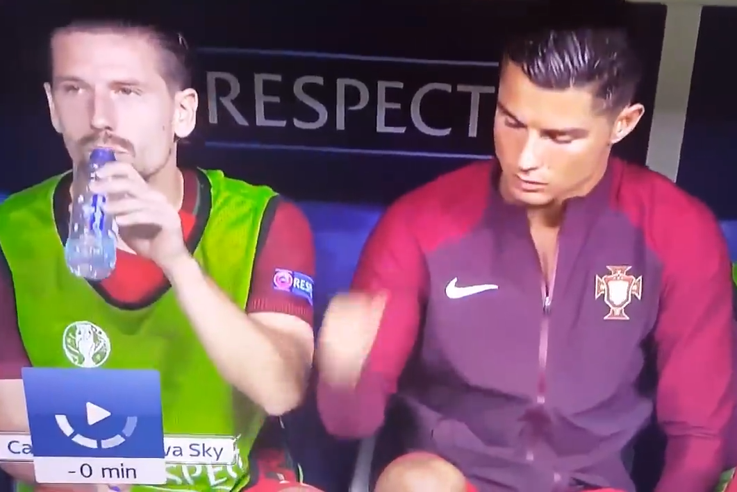 Ronaldo dam 'yeu', dong doi dang uong nuoc bi giat minh hinh anh