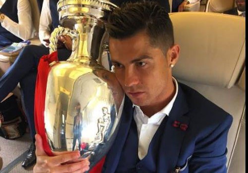 Ronaldo om chat cup tren may bay ve nuoc hinh anh