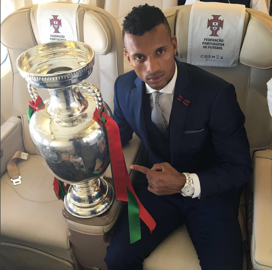 Ronaldo tặng giày bạc cho Nani ảnh 2 Ronaldo tang giay bac cho Nani anh 2