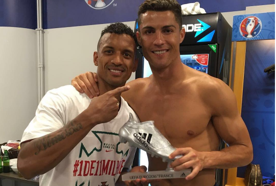 Ronaldo tang giay bac cho dong doi Nani hinh anh