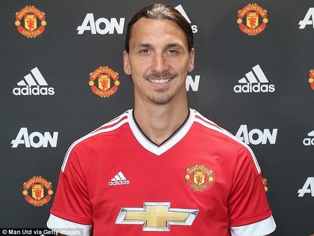 Ibrahimovic pha ky luc o MU du chua thi dau hinh anh