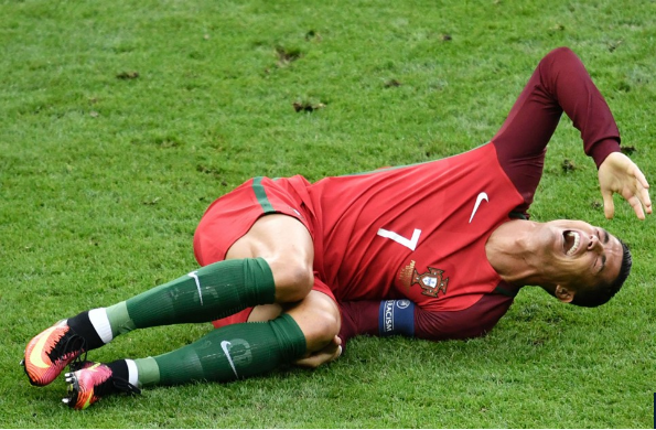 Chi gai so sanh Ronaldo voi Chua Jesus hinh anh