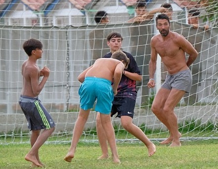 Buffon coi tran di chan dat da phui voi tre em hinh anh