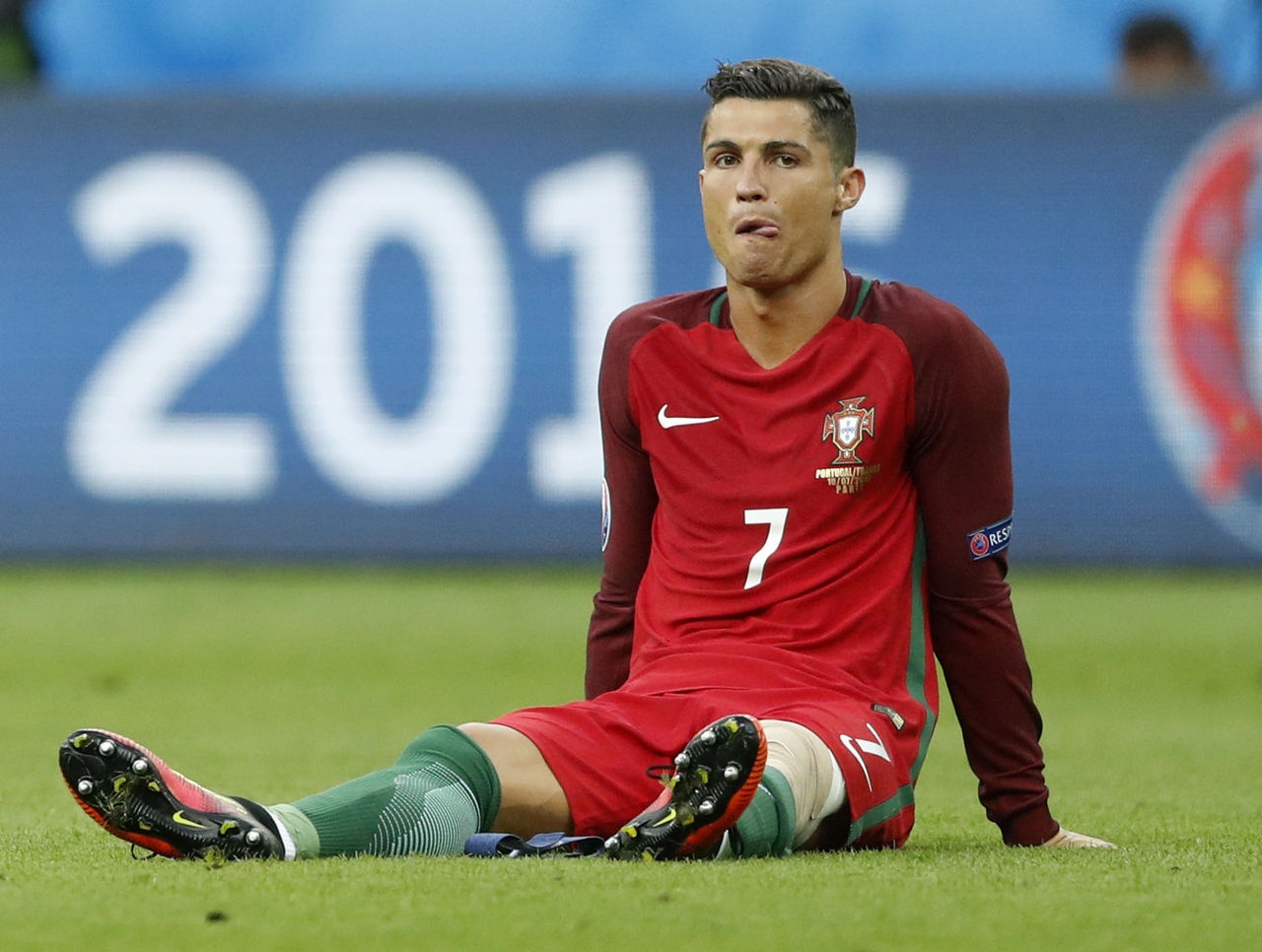 Ronaldo tri thuong dau goi o phong kham rang hinh anh