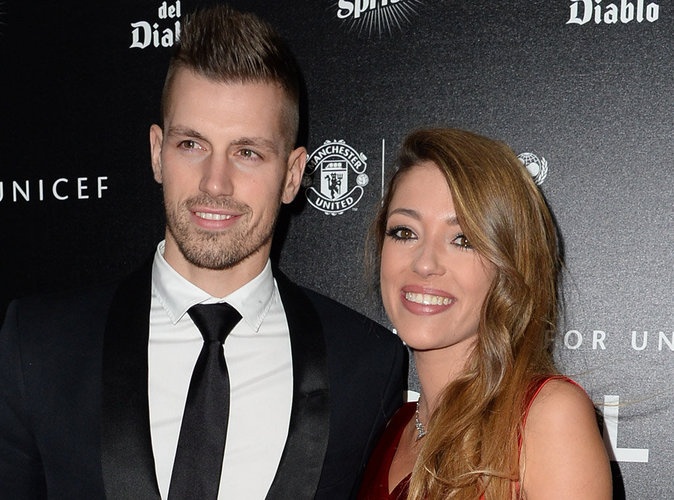 Ban gai lai xe dua sao MU den san tap hinh anh